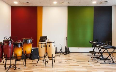 fraster, filt, felt cover, rumafskærmning, roomdivider, akustik, uld filt, inspiration, design, indretning, afskærmning, filtgardin, anne trolles skole